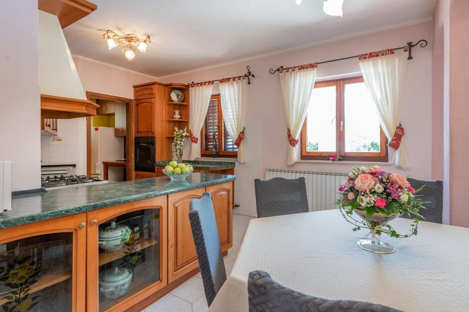 Kitchen or kitchenette, Dining area, oven, stove