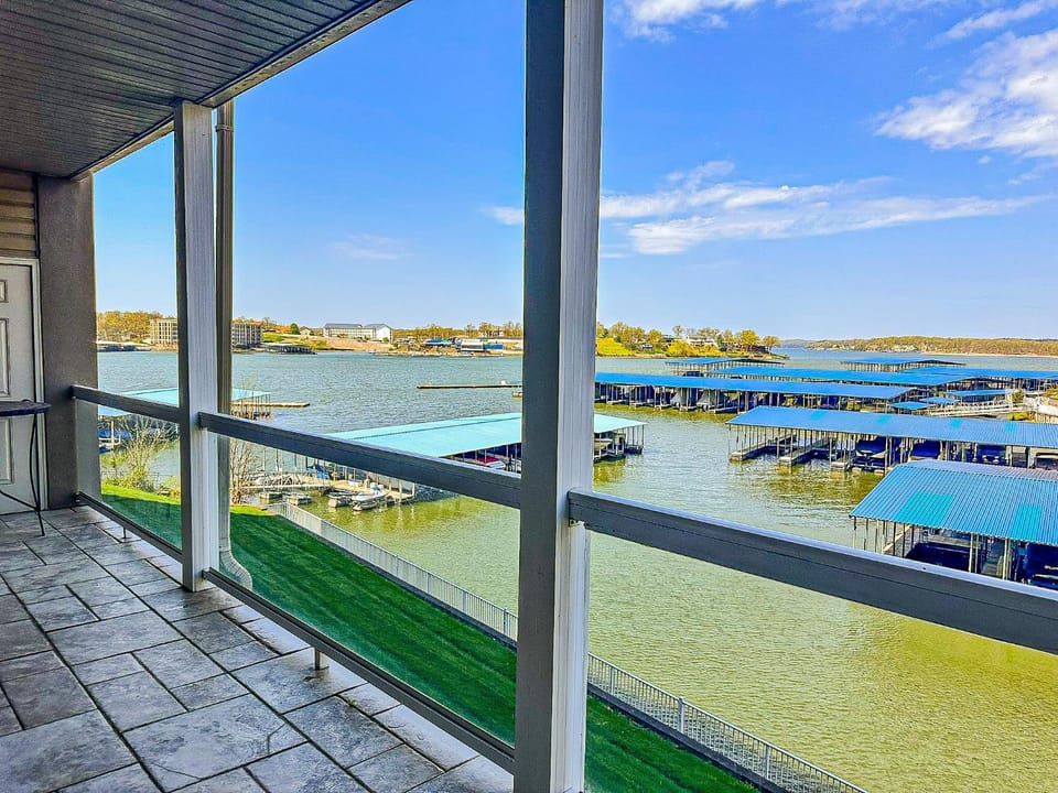 Lakefront Lands End Luxury 3Bed2BathPools House in Osage Beach