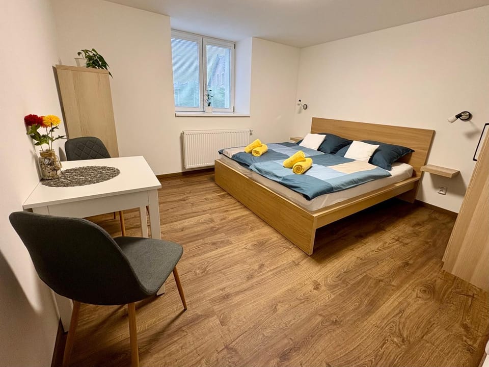 Bed, Photo of the whole room, Seating area