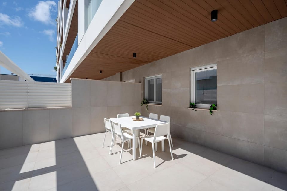 Property building, Patio, Balcony/Terrace