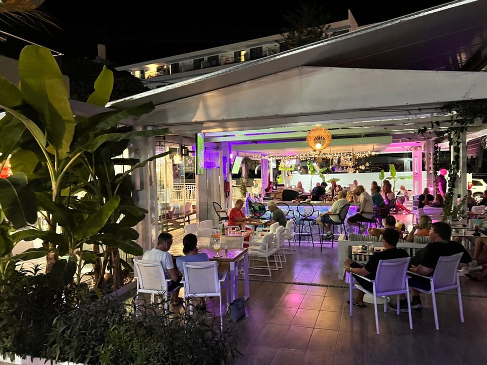 Restaurant/places to eat, Night, People