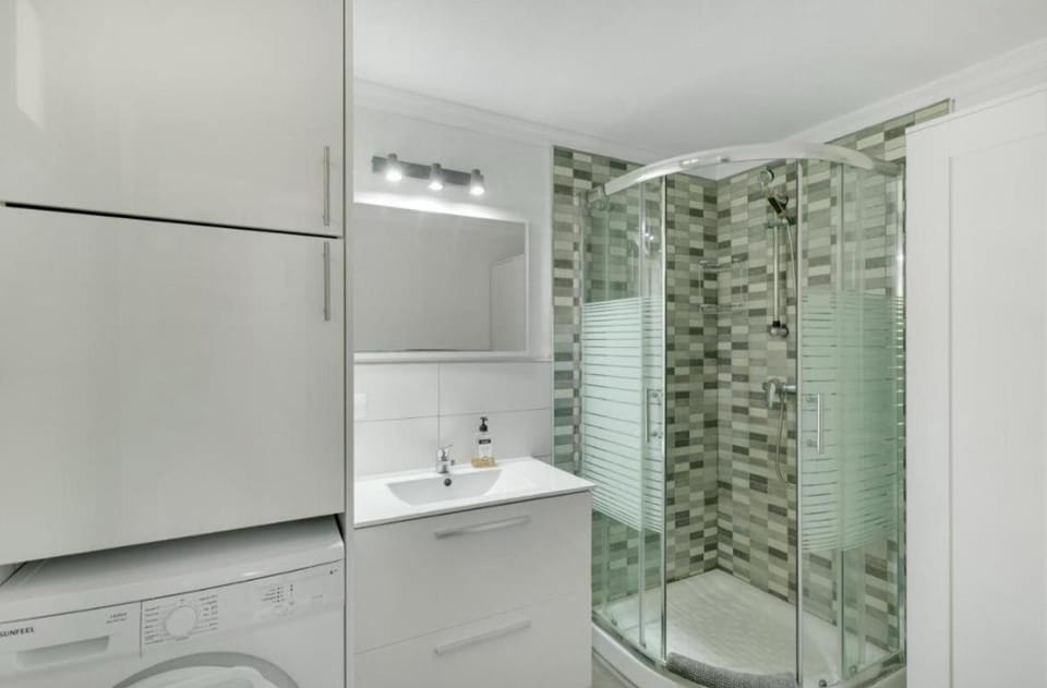 Shower, Bathroom, washing machine