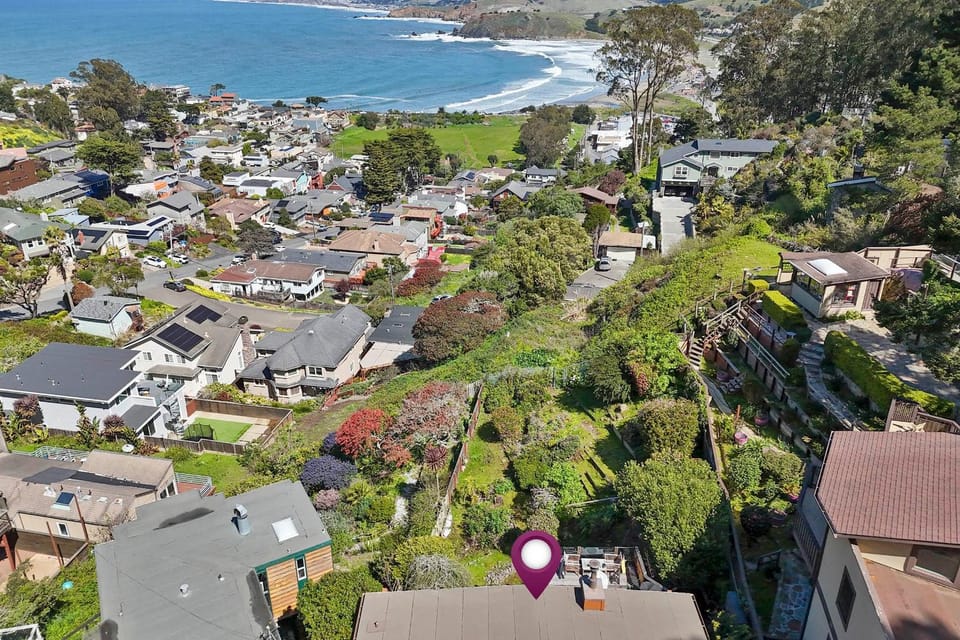 Small Home with Ocean View walk to Restaurants Brewery Shops Beach House in Pedro Point