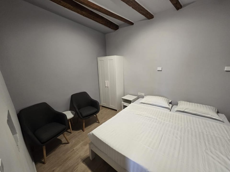 Bed, Photo of the whole room, Seating area, Bedroom