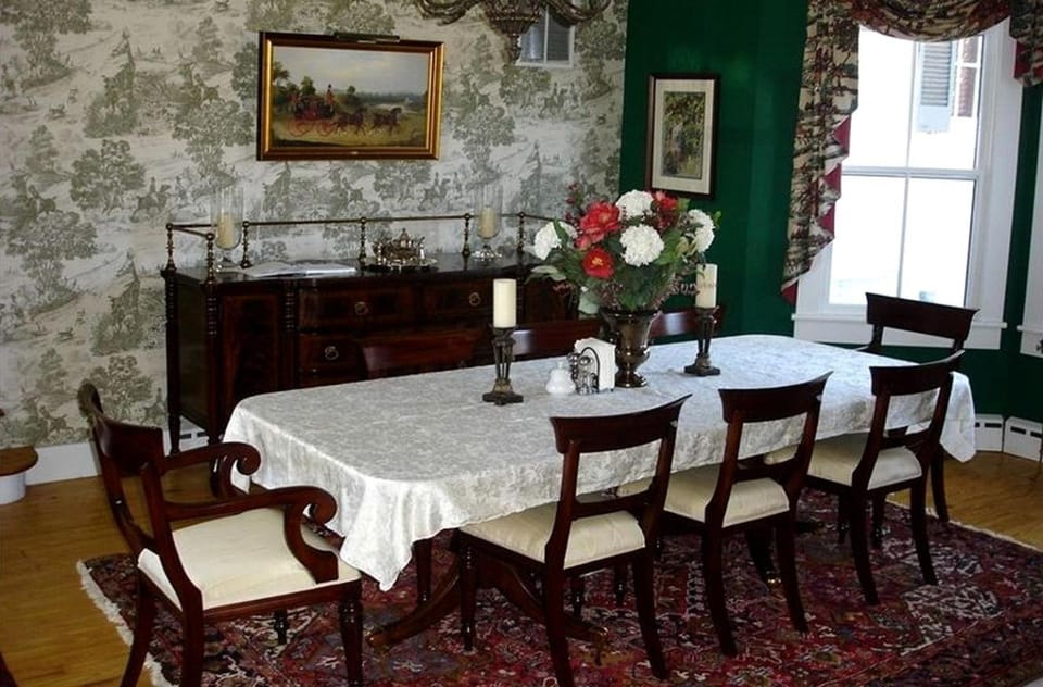1856 Manor Vacation Rental on Huge Horse and Cattle Farm near Charlottesville, Virginia House in Shenandoah Valley