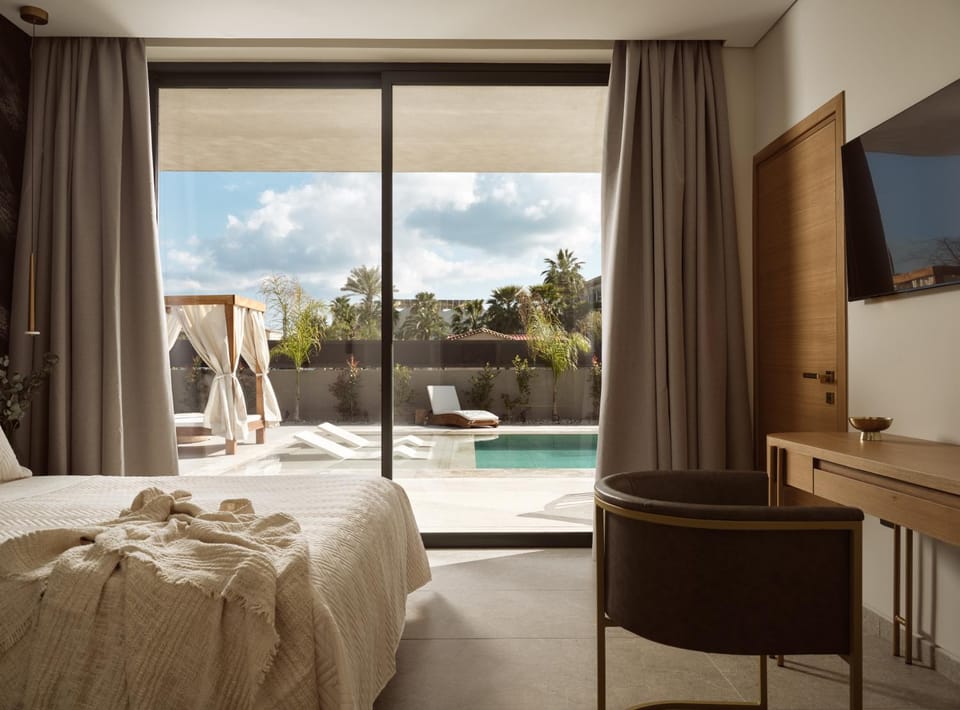 Patio, Bed, Natural landscape, TV and multimedia, View (from property/room), Balcony/Terrace, Photo of the whole room, Bedroom, Pool view, Swimming pool, sunbed, towels