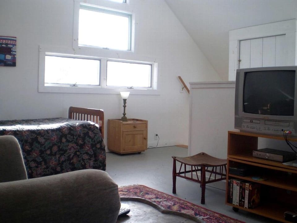 All Season Pet-Friendly Cabin Rental with Full Kitchen in the Northeast Kingdom of Vermont Cabin in Orleans