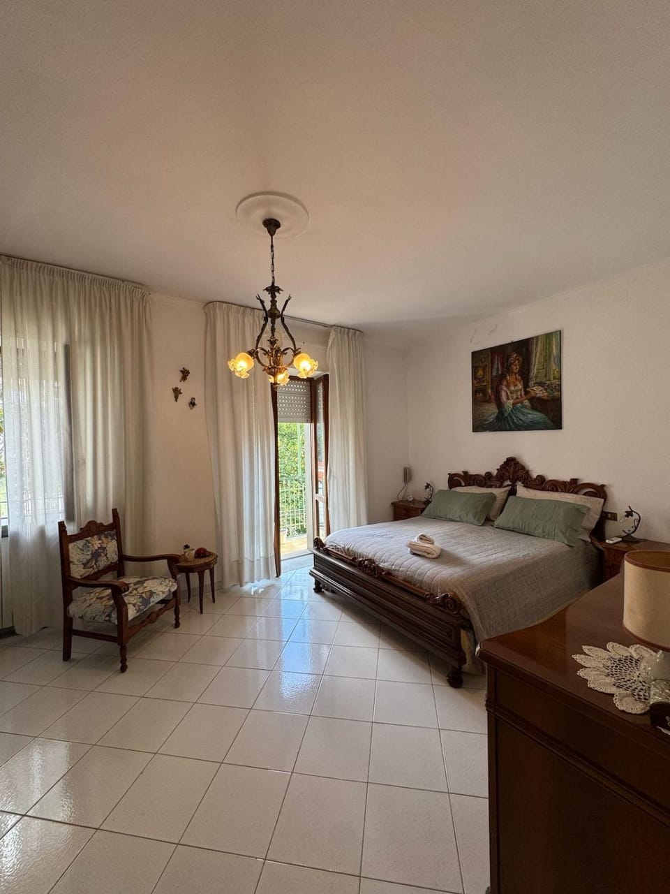 Photo of the whole room, Bedroom
