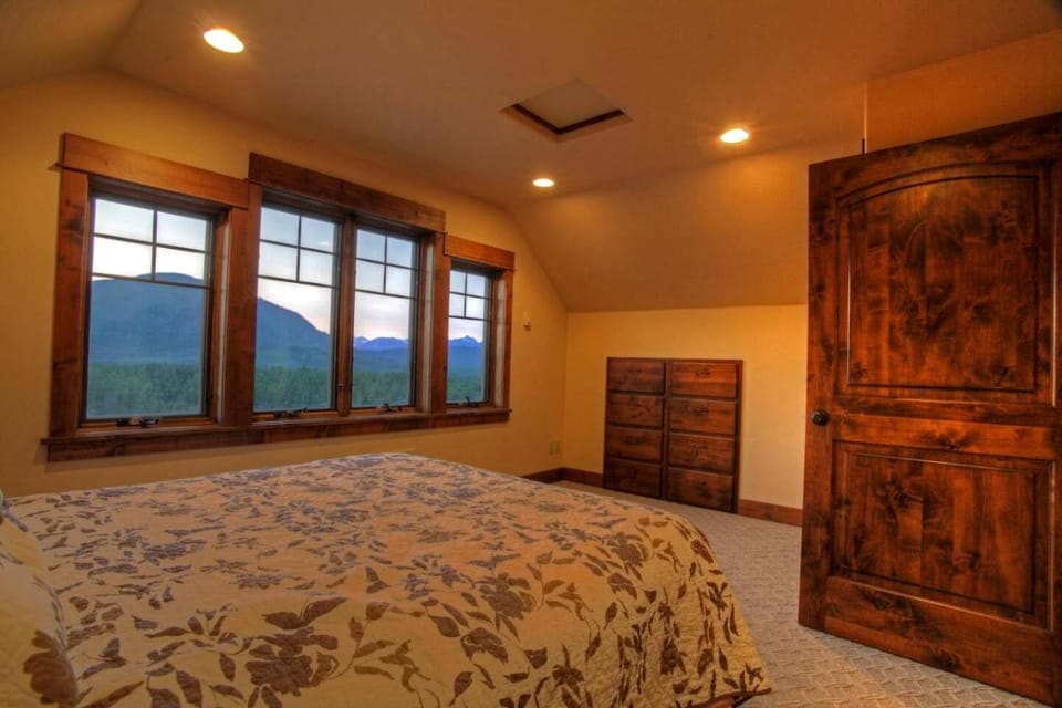 Deluxe Getaway Rental in a Mountain Cabin near Lake McDonald, Montana Cabin in Glacier National Park