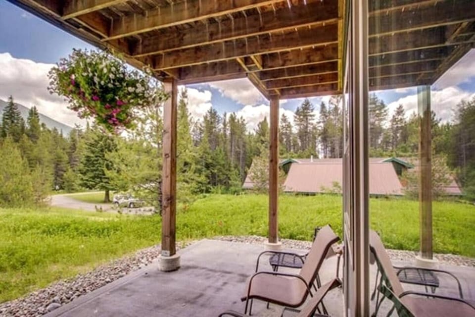 Sunny Mountain Cabin for a Group Getaway in West Glacier, Montana Cabin in Glacier National Park
