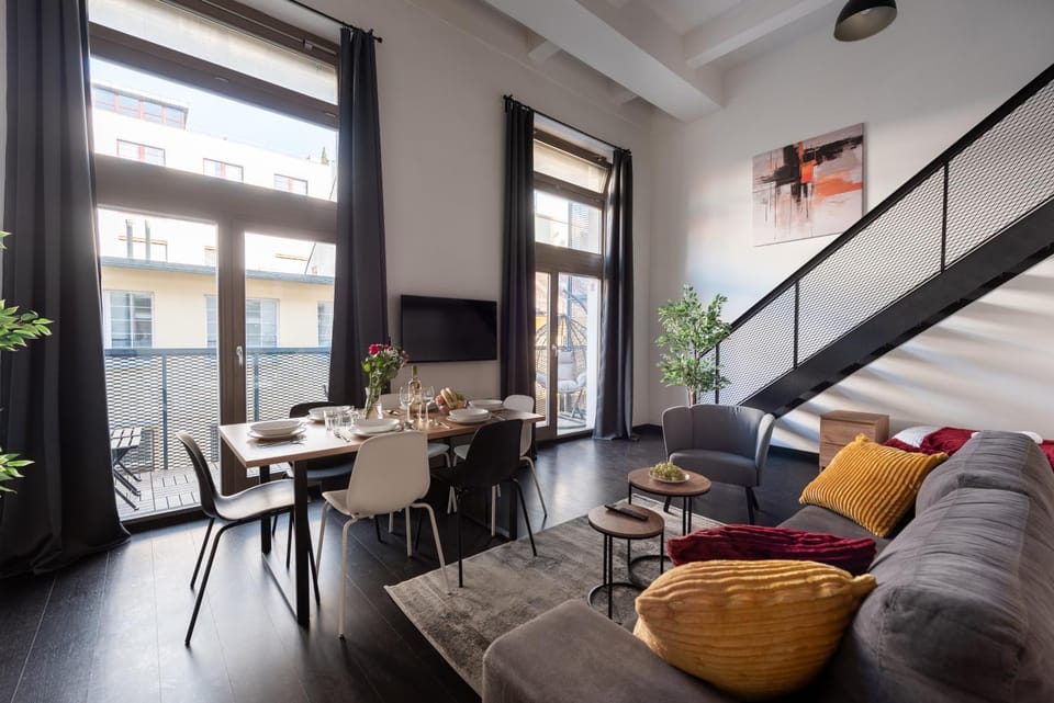 TV and multimedia, Living room, Seating area, Dining area
