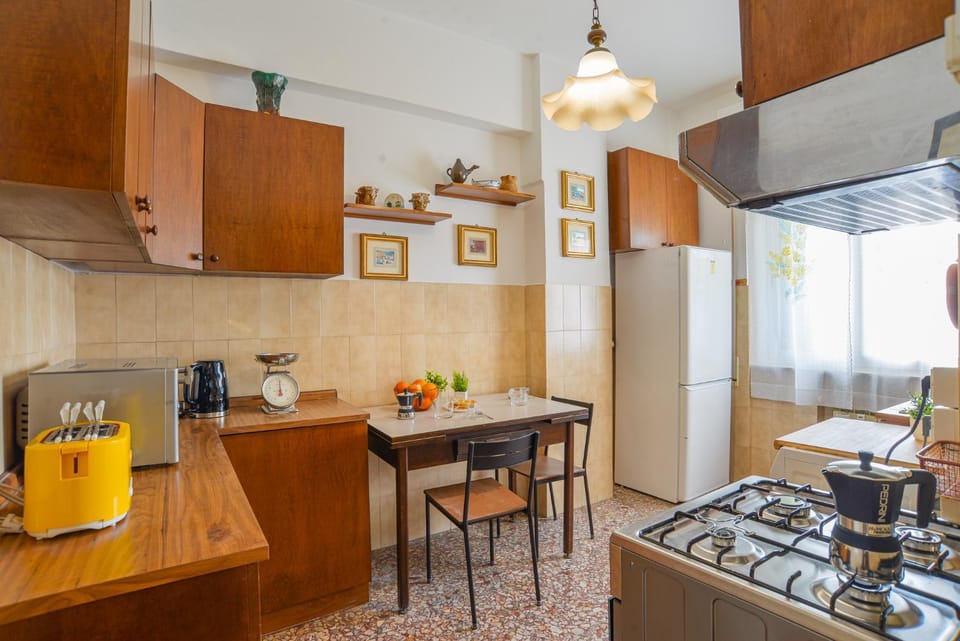 Kitchen or kitchenette, Dining area, stove