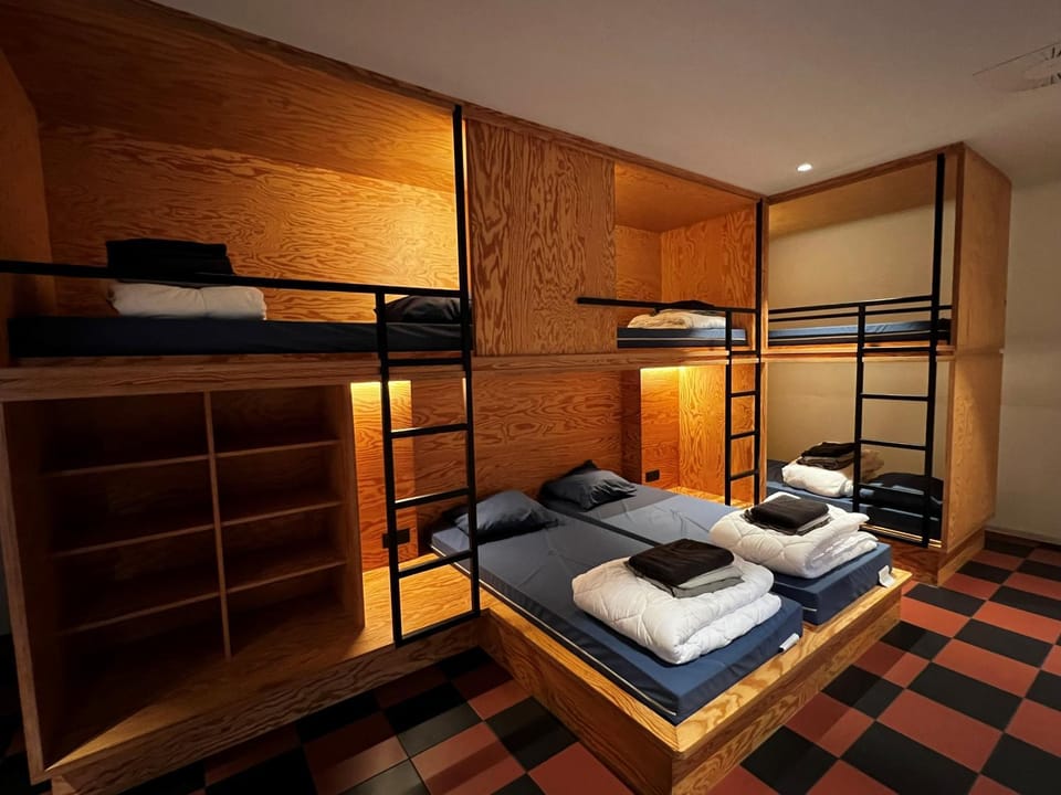 Bedroom, group of guests, bunk bed, Family