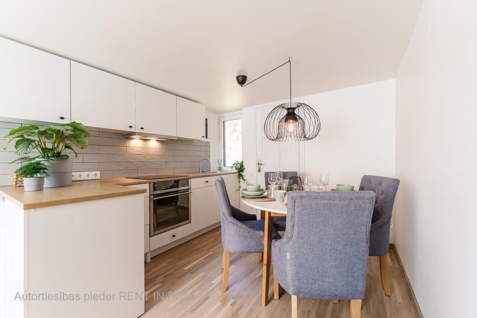 Kitchen or kitchenette, Dining area