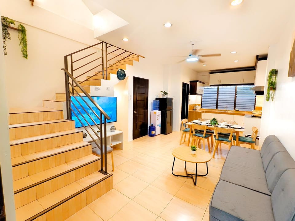 Kitchen or kitchenette, Living room, Seating area, Dining area