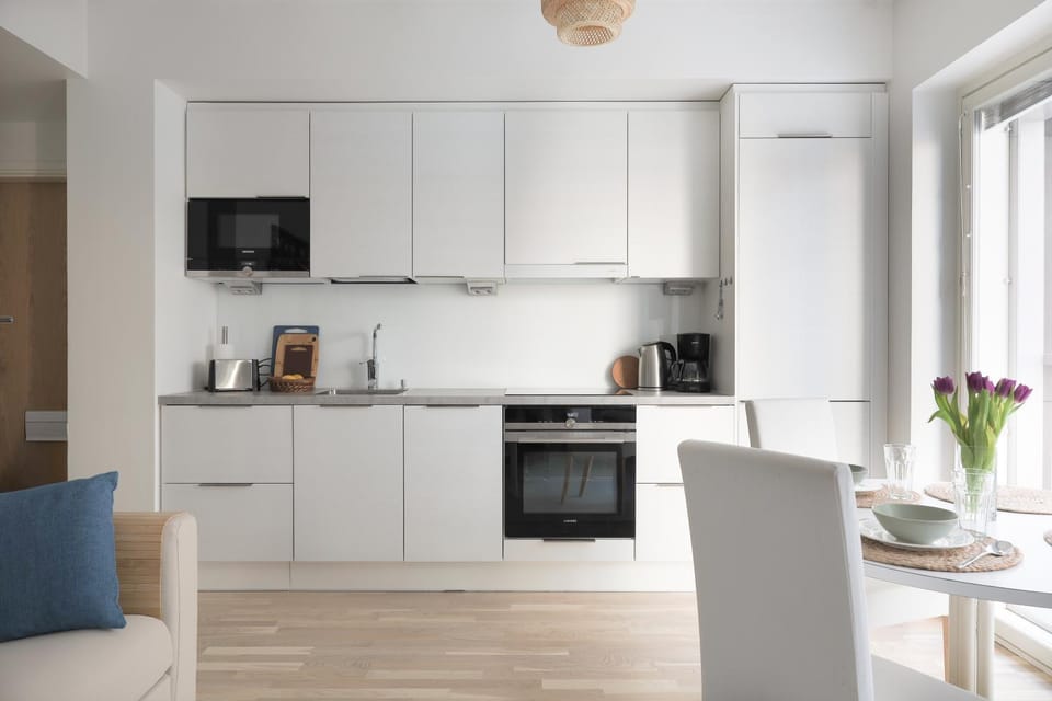 Coffee/tea facilities, Kitchen or kitchenette, Dining area, oven, stove, toaster