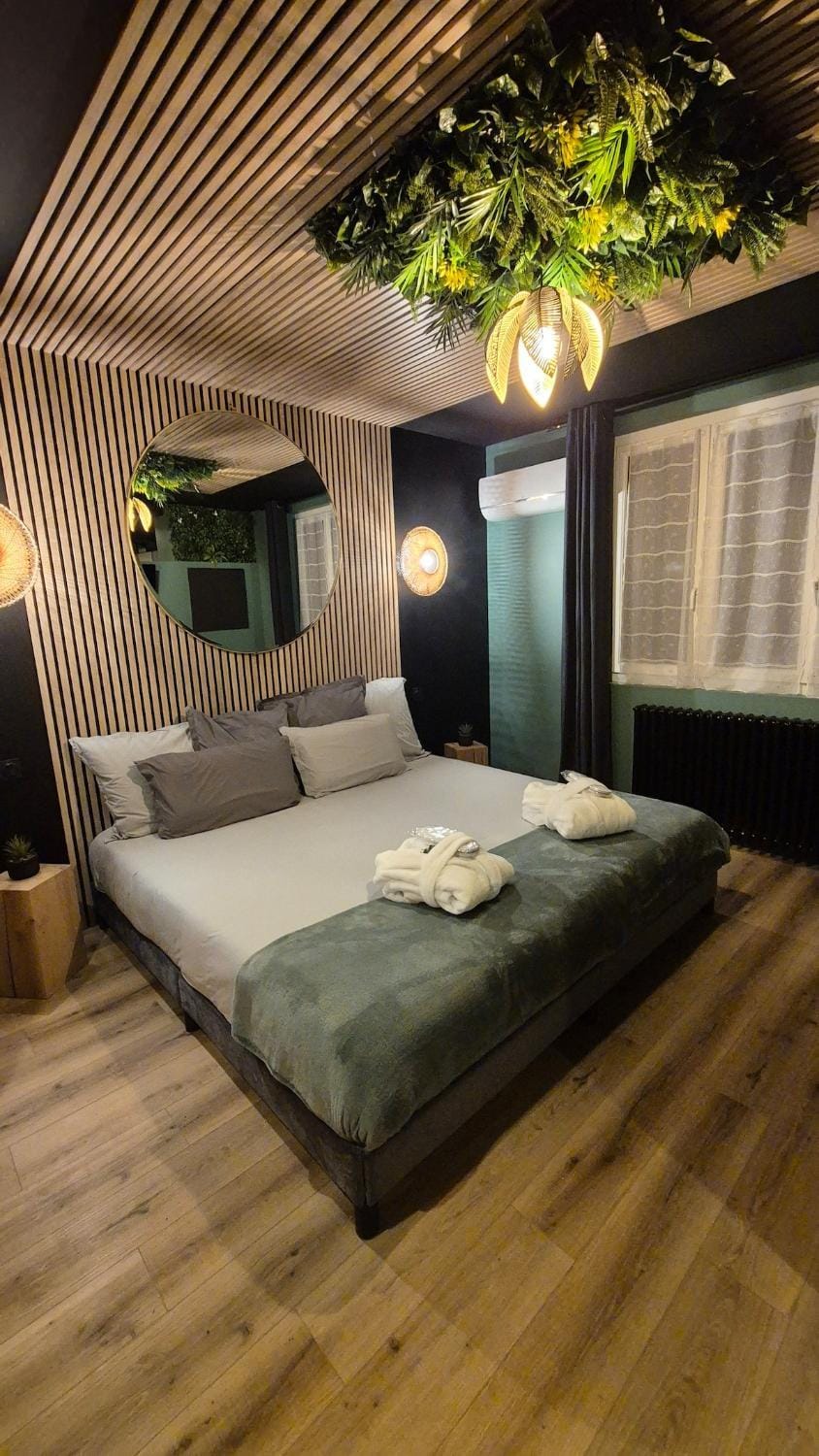 Bed, Bedroom, towels