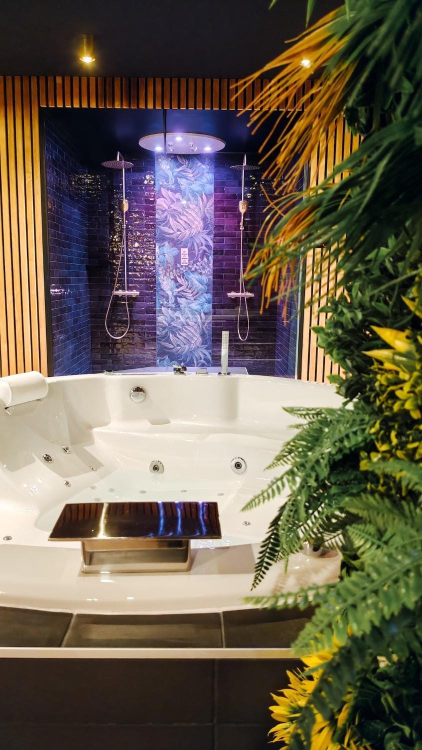 Shower, Hot Tub, Bathroom, Spa and wellness centre/facilities, Bath