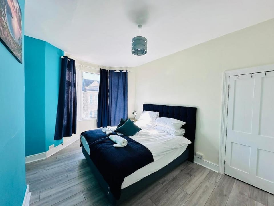 5 bed house near town House in Weston-super-Mare