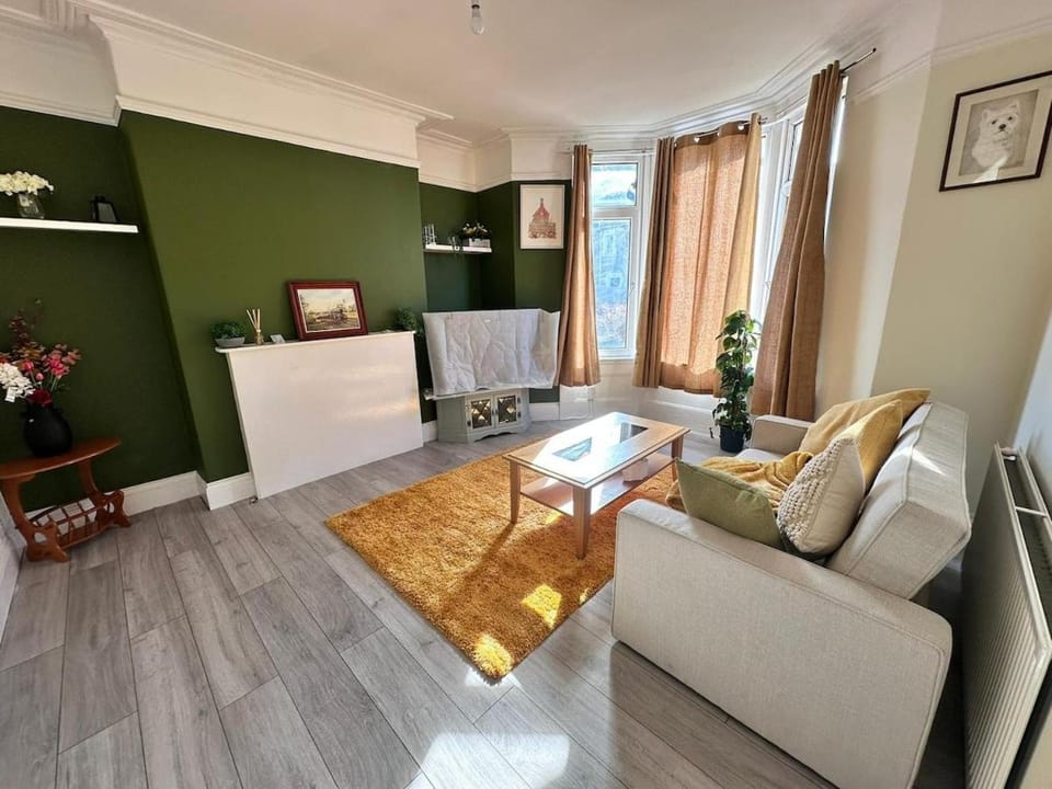 5 bed house near town House in Weston-super-Mare