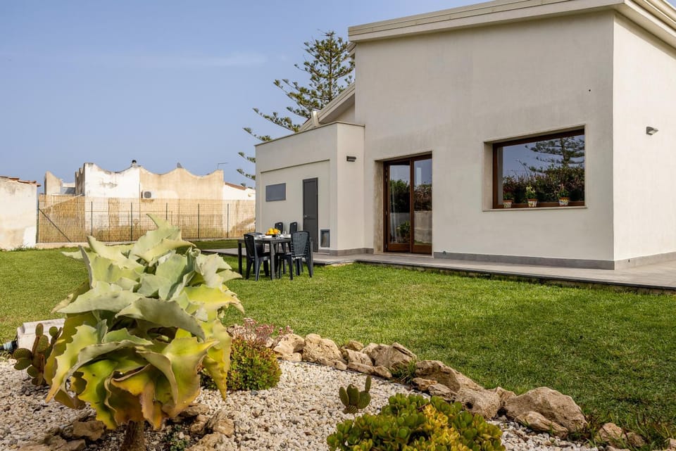 Property building, Patio, Spring, Day, Garden, Garden, Dining area, Garden view