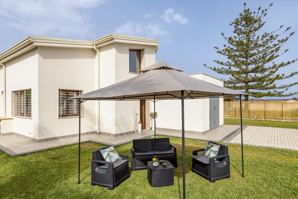 Property building, Patio, Spring, Day, Garden, Living room, Seating area, Garden view, sunbed