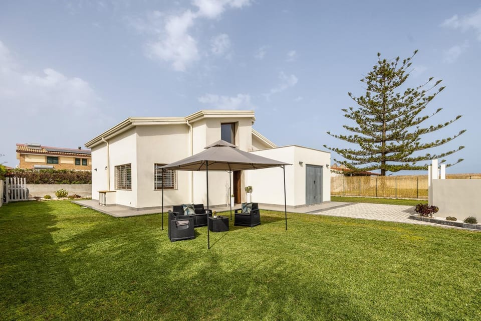 Property building, Patio, Spring, Day, Natural landscape, Garden, Garden, Living room, Seating area, Garden view