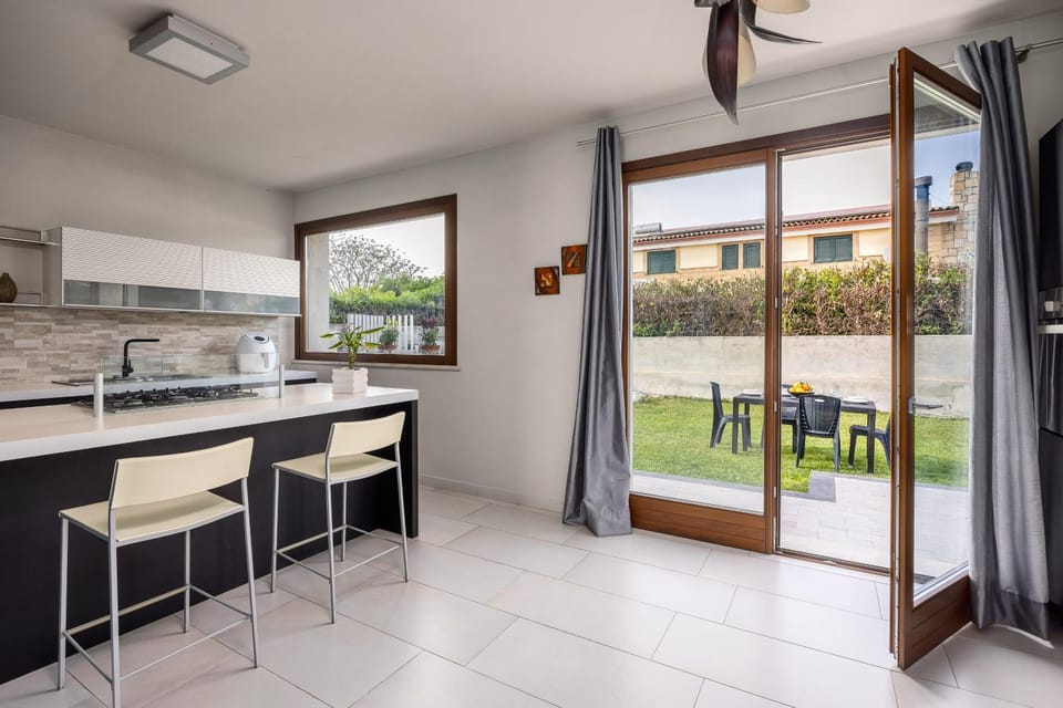 Patio, Day, Kitchen or kitchenette, Dining area, pet friendly, stove
