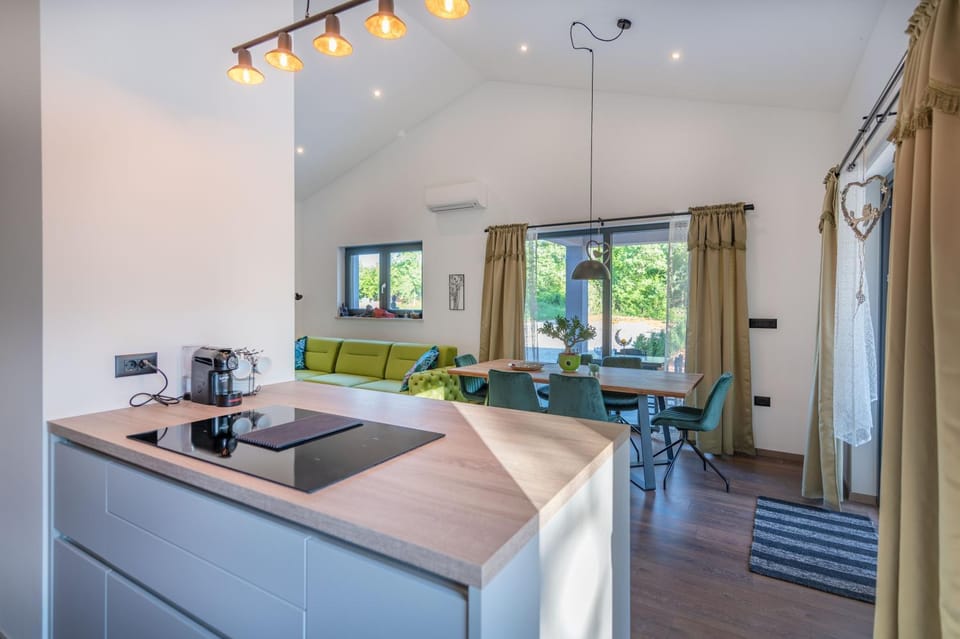 Kitchen or kitchenette, Living room, Seating area, Dining area