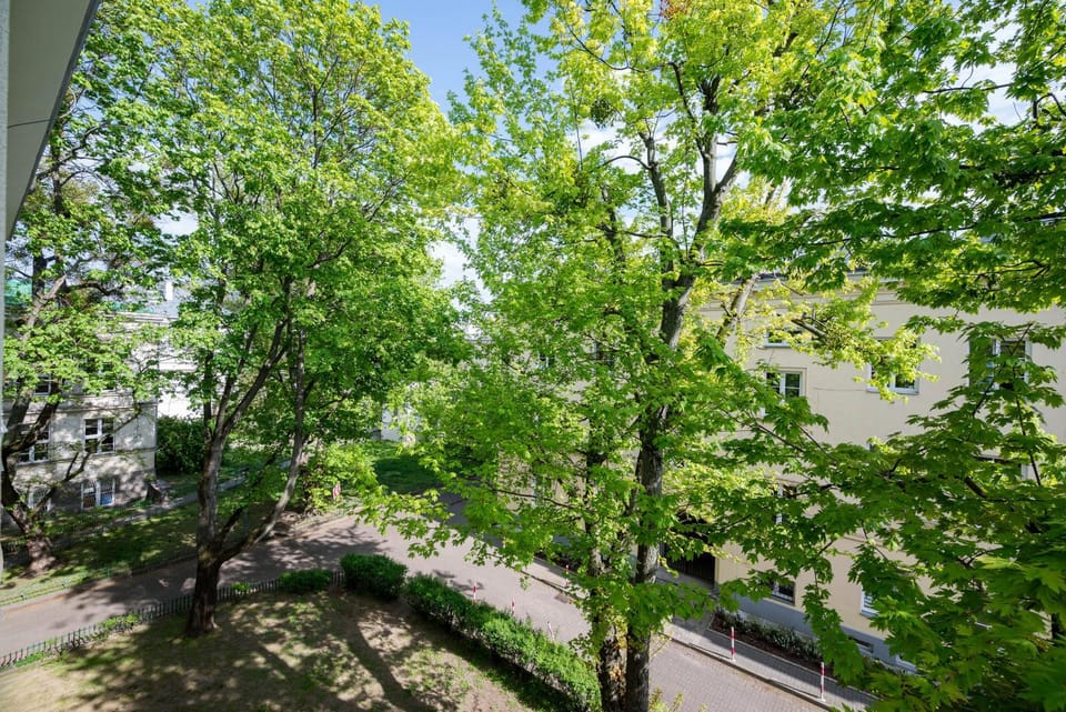 Neighbourhood, Location