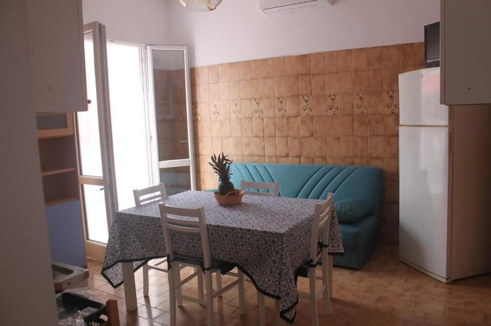 Seating area, Dining area, air conditioner