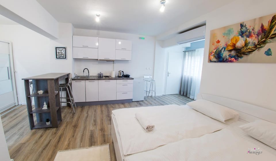 Bed, Kitchen or kitchenette, Photo of the whole room, Bedroom