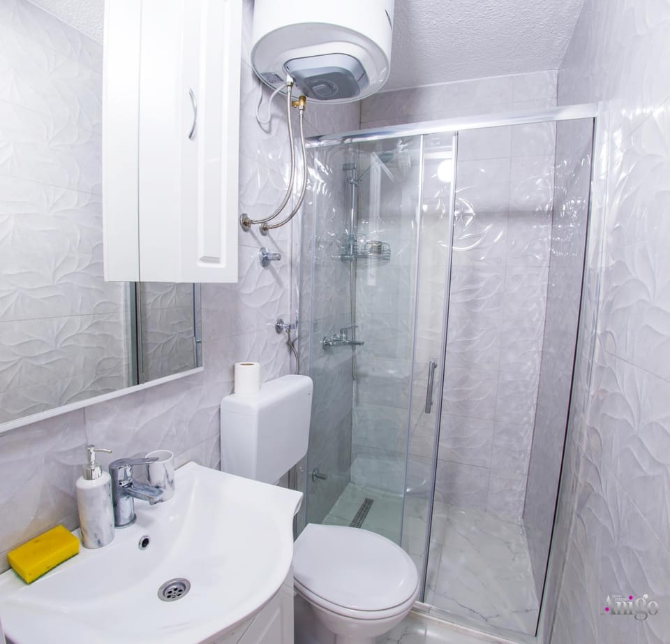 Shower, Toilet, Bathroom, towels