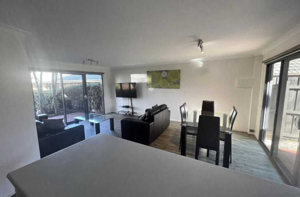 Waterfront 2-bedroom apartment with WiFi, AC in Lakes Entrance Apartment in Lakes Entrance