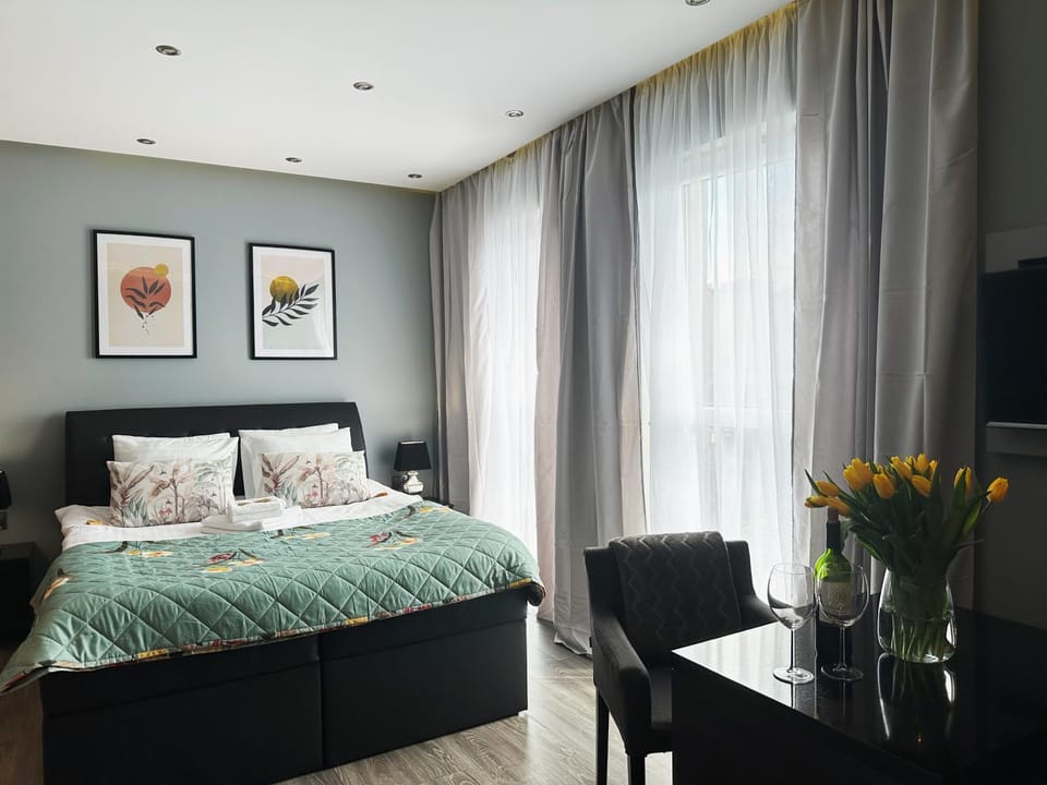 Bed, TV and multimedia, Photo of the whole room, Bedroom