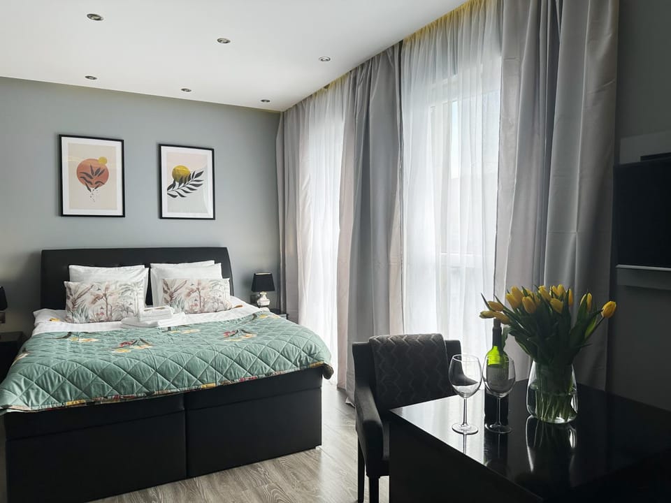 Bed, TV and multimedia, Photo of the whole room, Seating area, Bedroom