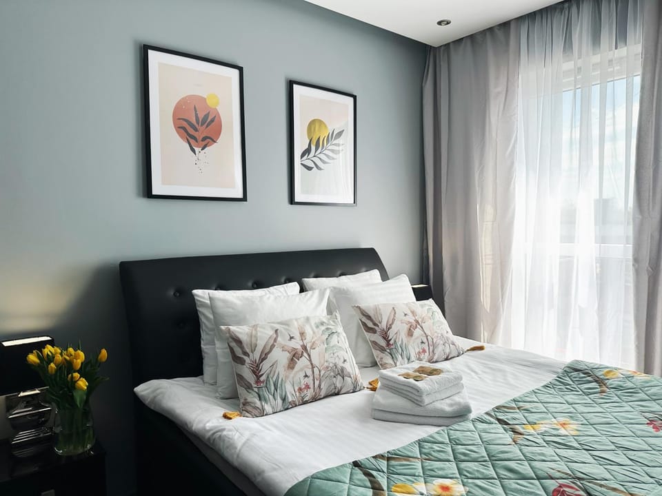 Bed, Photo of the whole room, Seating area, Bedroom