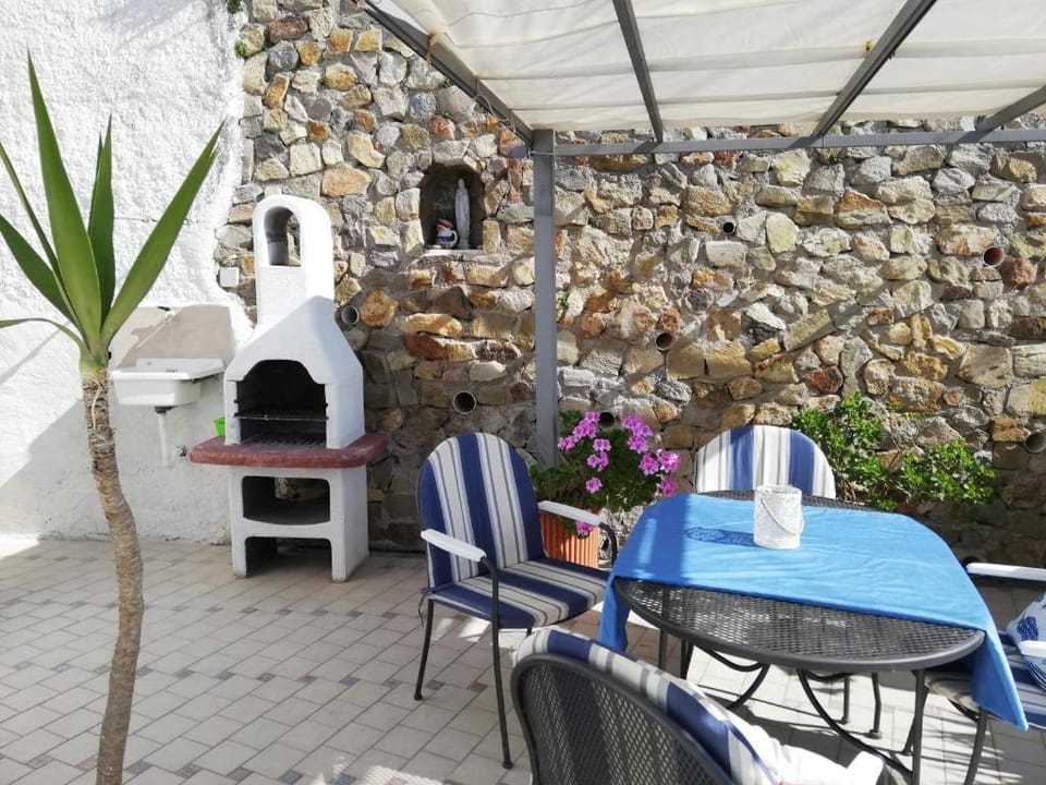 Patio, Day, BBQ facilities, Dining area