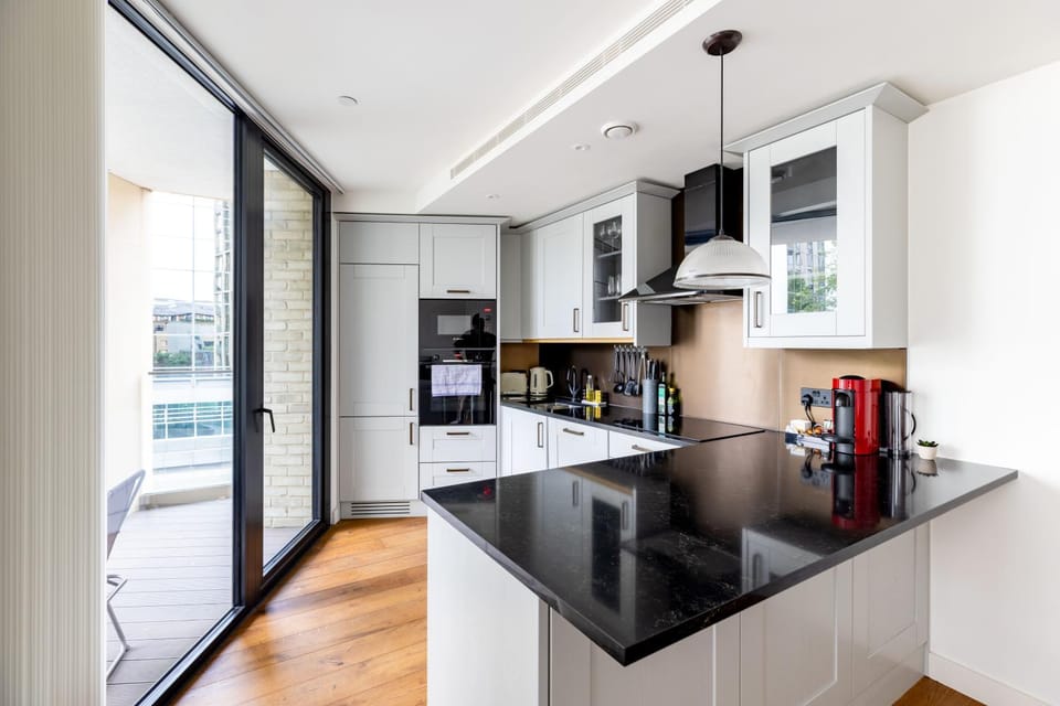 Coffee/tea facilities, oven, stove