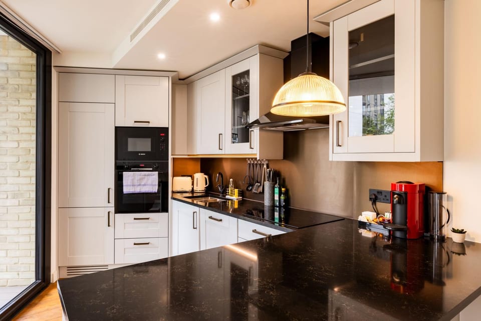Coffee/tea facilities, Kitchen or kitchenette, oven, stove