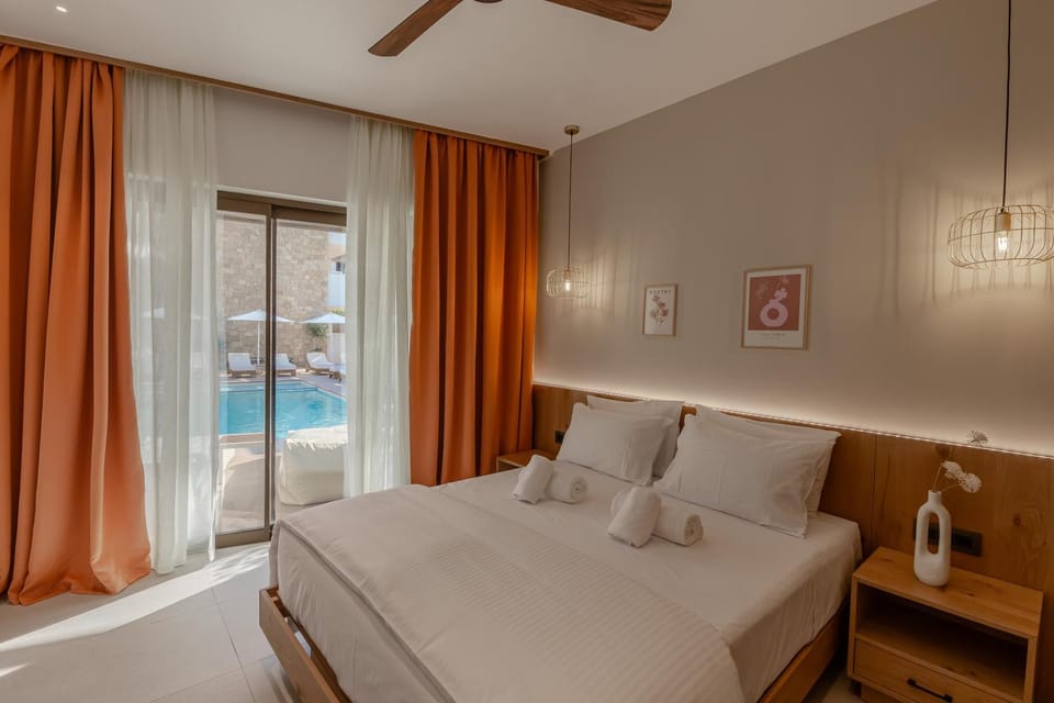 Bed, Photo of the whole room, Bedroom, Pool view, Swimming pool, towels