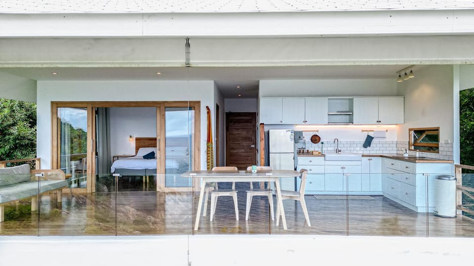 Kitchen or kitchenette, Seating area, Dining area, oven