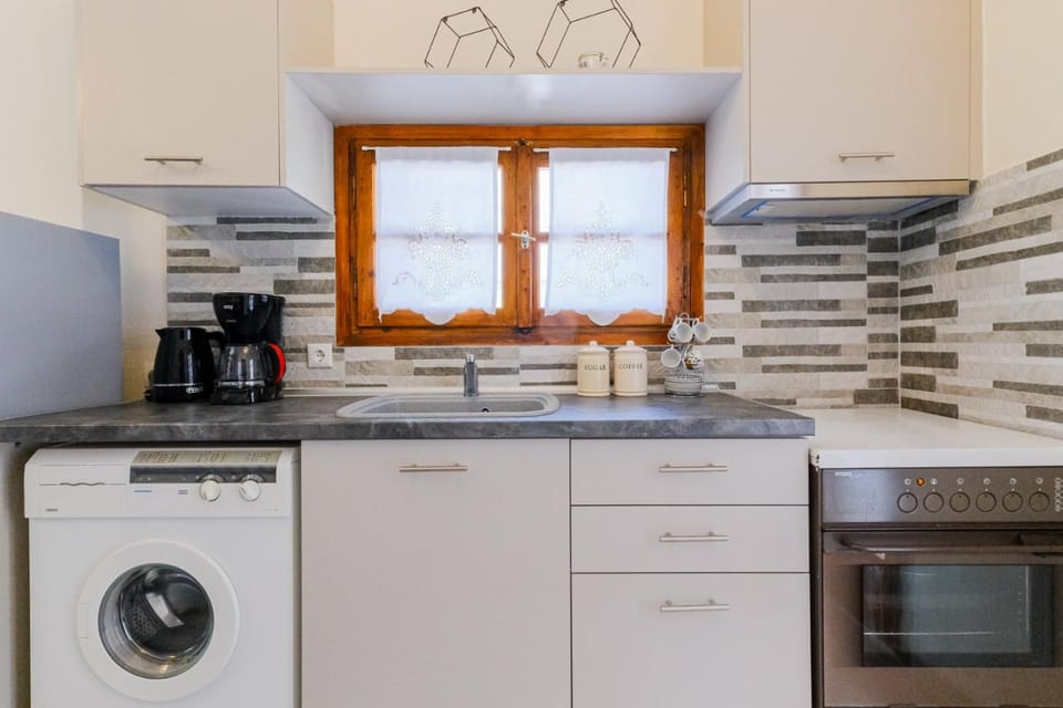 Coffee/tea facilities, oven, stove, washing machine, kitchen