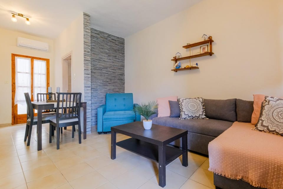 Living room, Seating area, Dining area, air conditioner