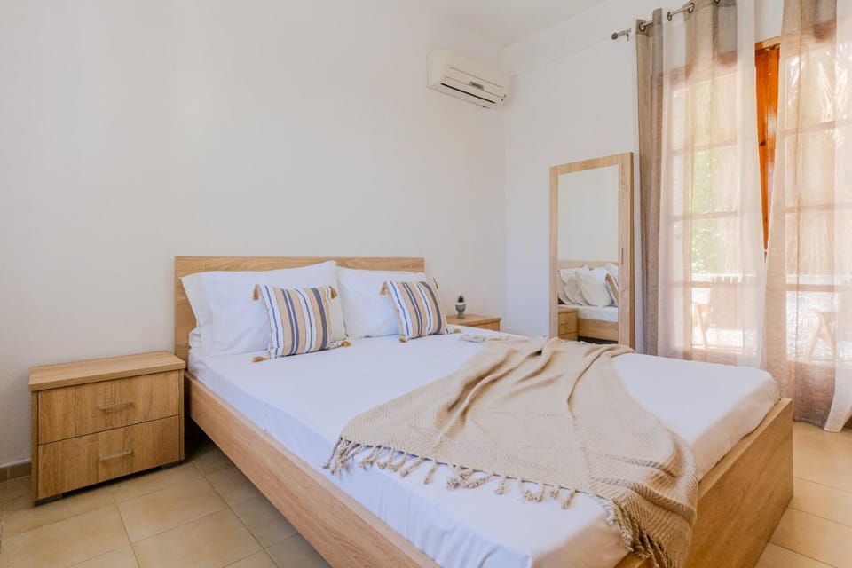 Bed, Photo of the whole room, Bedroom, towels, air conditioner