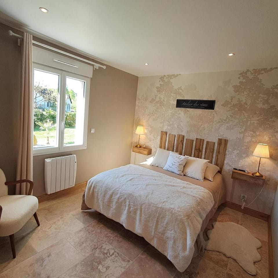 Bed, Photo of the whole room, Bedroom