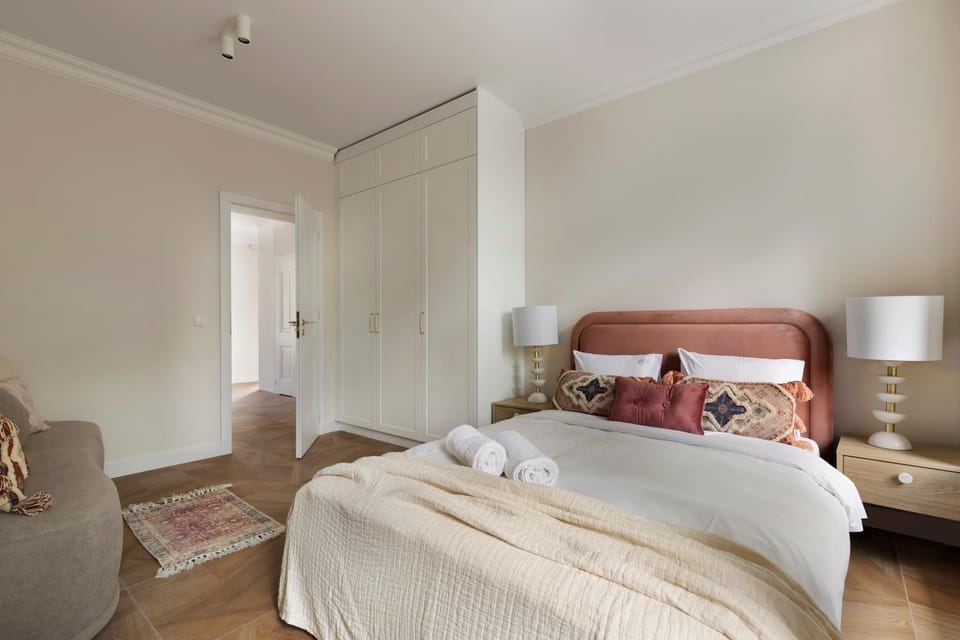 Bed, Living room, Seating area, Bedroom