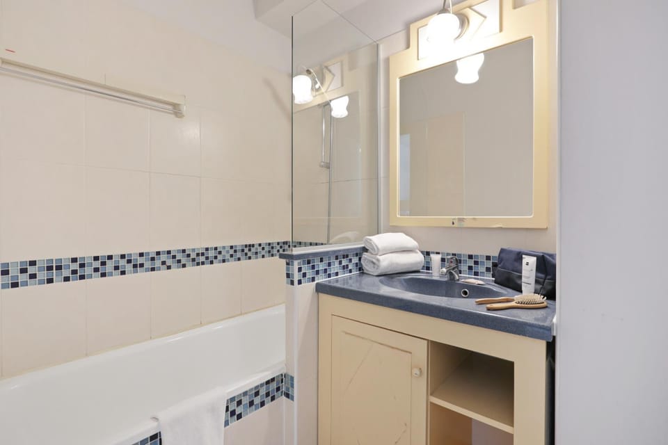 Bathroom, Bath, towels