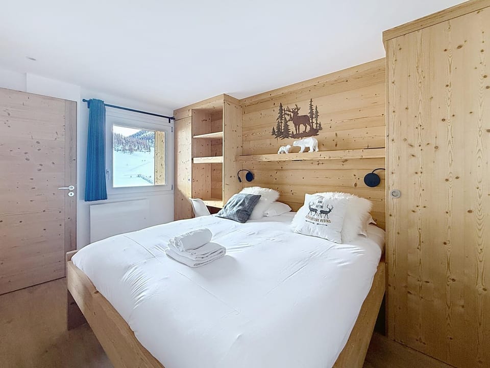 Bed, Bedroom, Mountain view