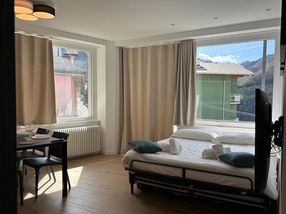 Bed, TV and multimedia, Living room, Photo of the whole room, Seating area, City view, Mountain view